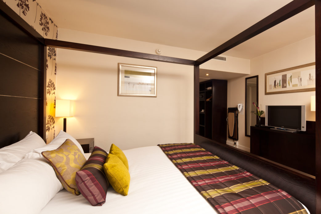 mercure-manchester-piccadilly-hotel-superior-room-01-lr-150212 Four poster bed in a superior room at mercure manchester piccadilly hotel